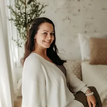 2026.03.11 Laura Honey Bio Photo